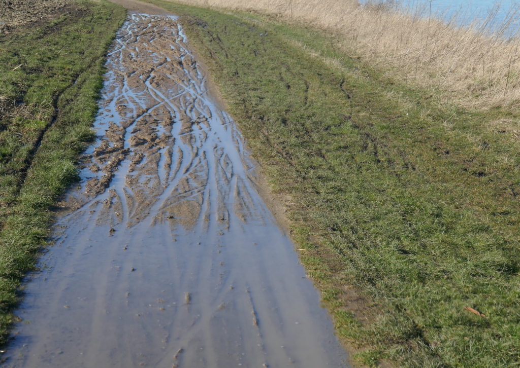 Schlechte Wegstrecke - auch mit einem Gravelbike bleibt man hier stecken