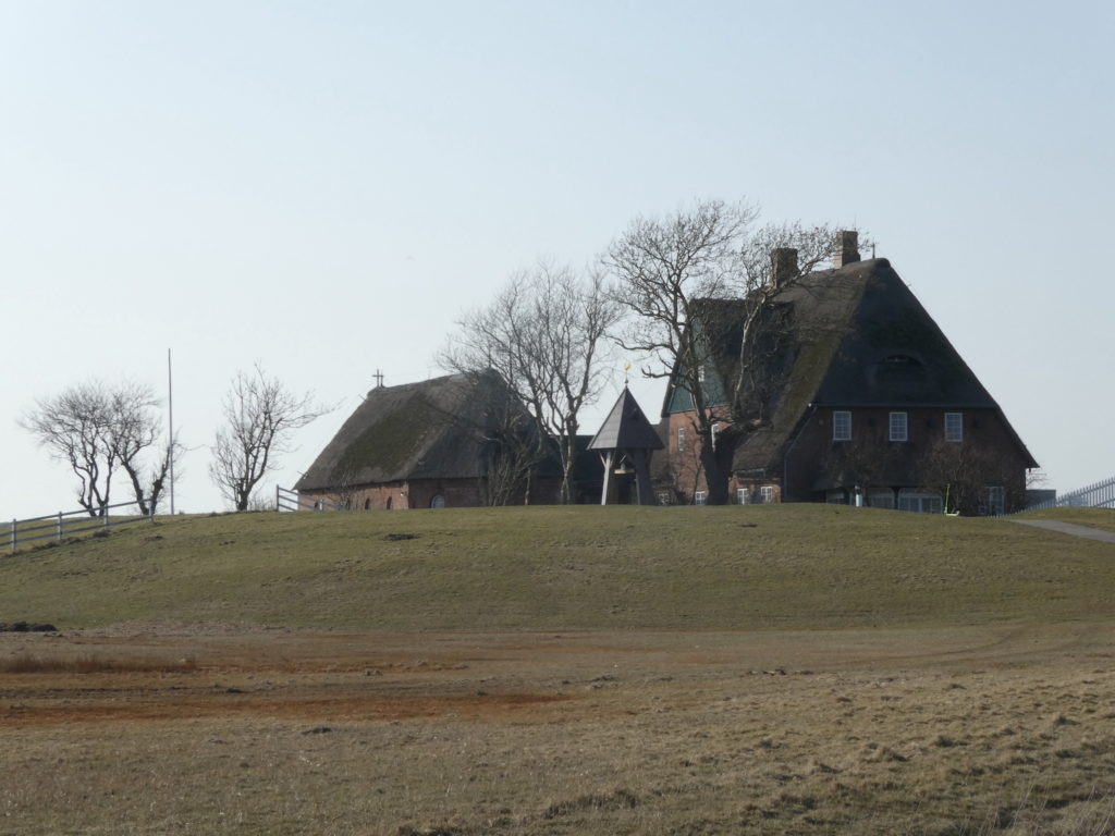 Kirchwarft mit Kirche, Glockenstapel und Pfarrhaus