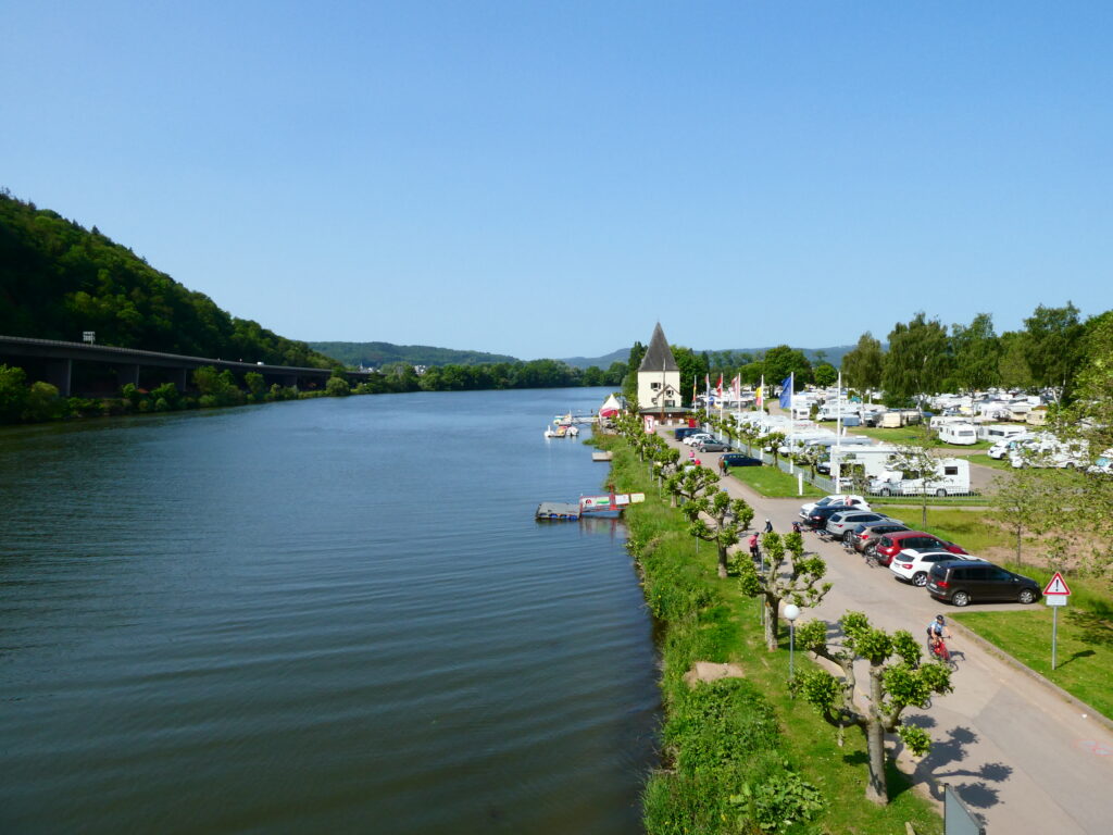 Blick von der Straßenbrücke Schweich moselaufwärts