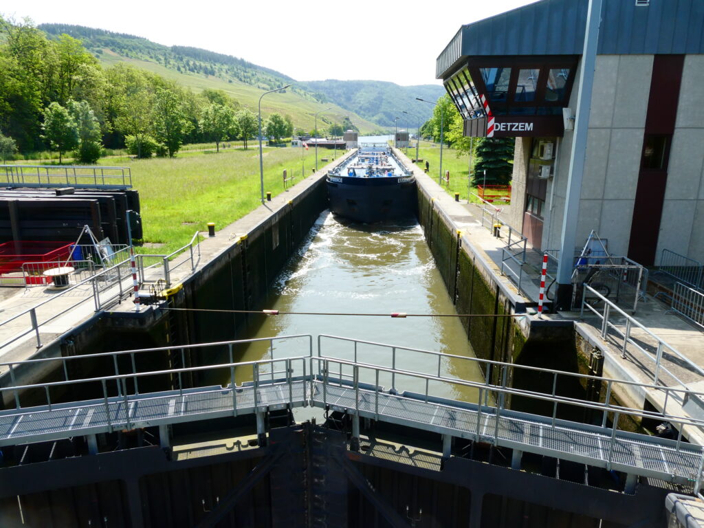 Schleusung an der Staustufe Detzem