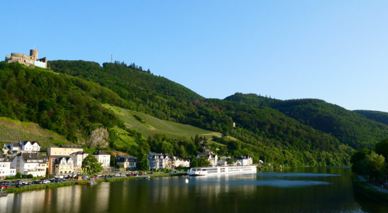 Blick von der Moselbrücke in Bernkastel-Kues