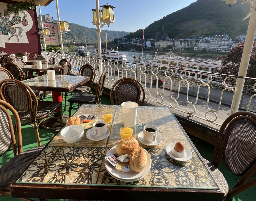 Frühstück mit Moselblick