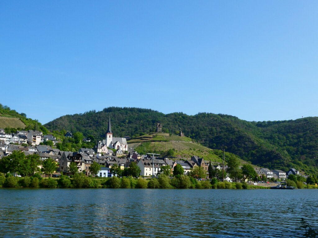 Blick auf Klotten und die Burg Coraidelstein