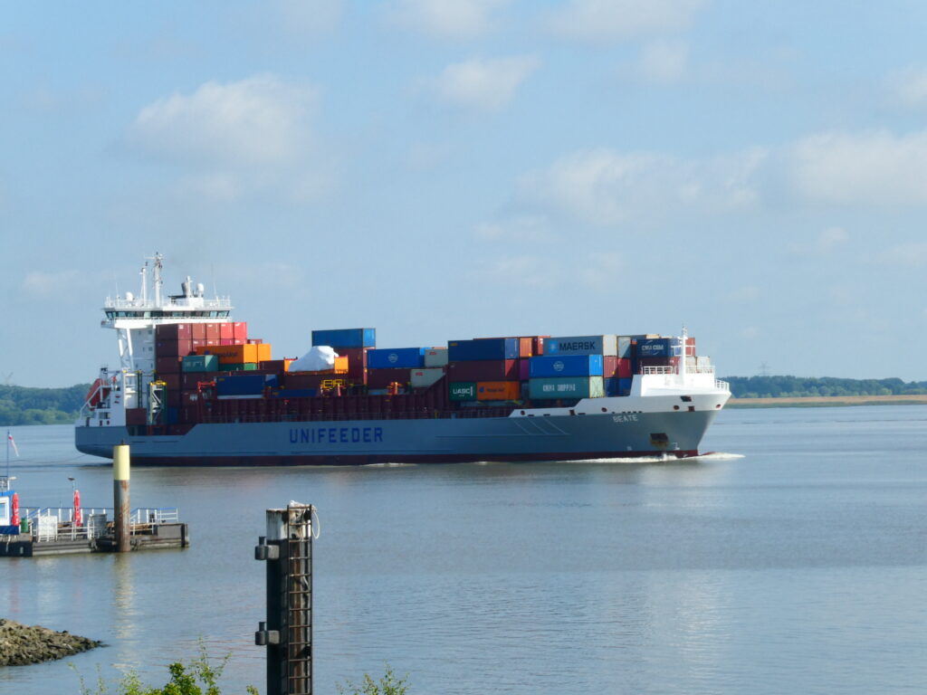 Feederschiff auf der Elbe