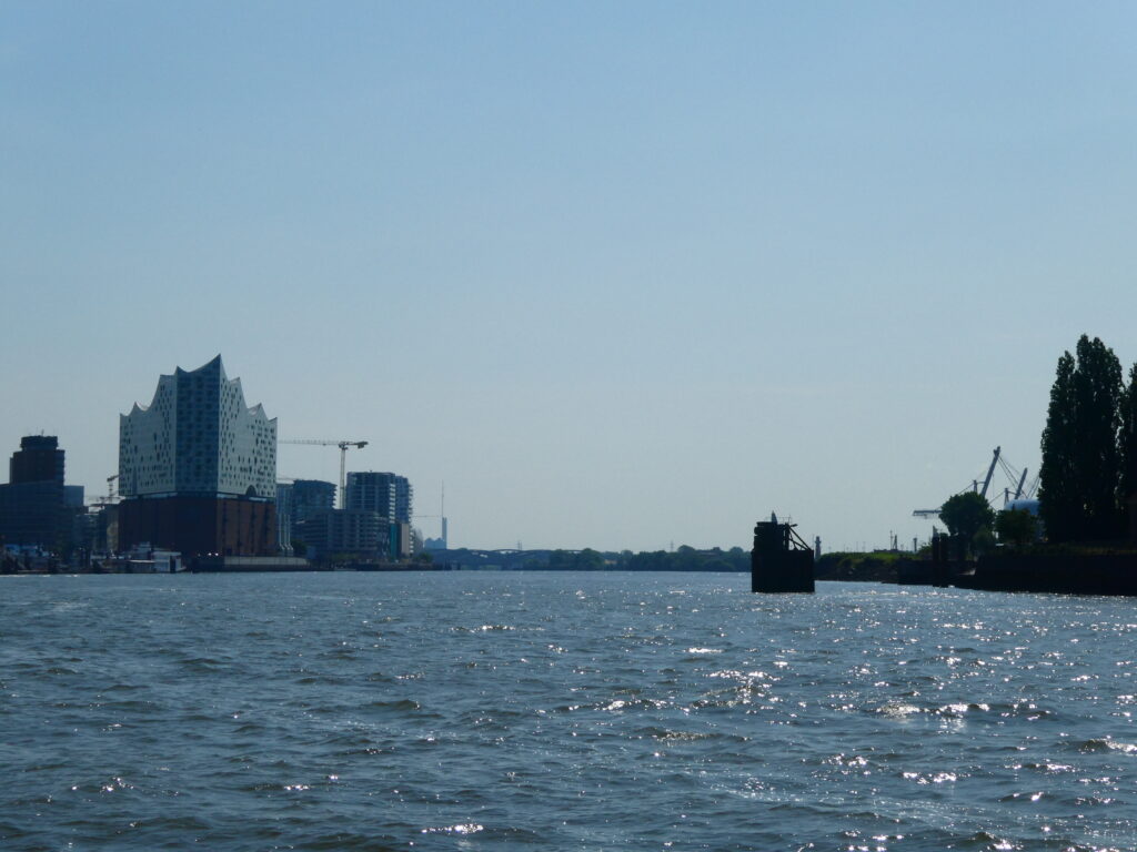 Unterwegs mit der Hafenfähre - Blick auf die Elbphilharmonie