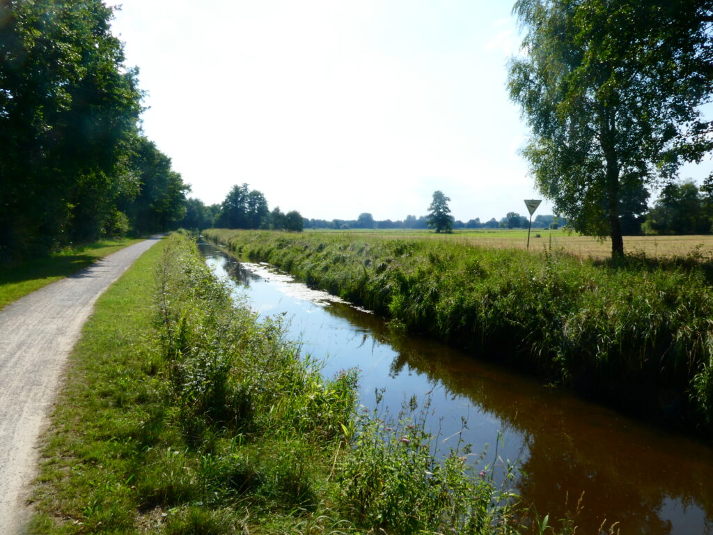 Vor Rietberg geht es wieder an der Ems entlang