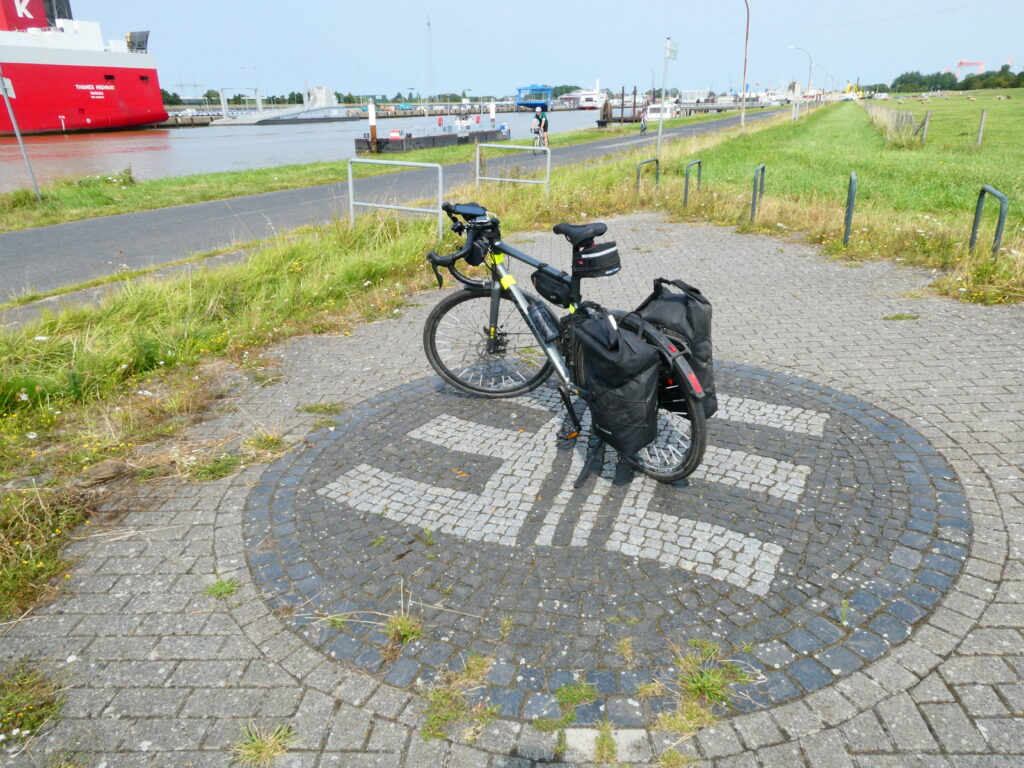 Angekommen: Das Ziel des Emsradweges im Hafen von Emden