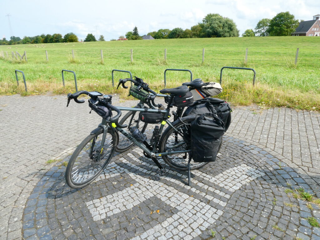 Angekommen: Das Ziel des Emsradweges im Hafen von Emden