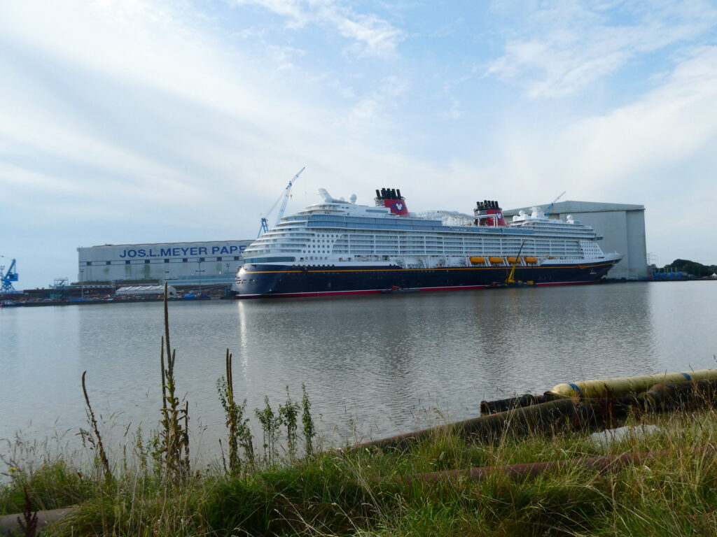 Die "Disney Treasure" am Ausrüstungspier der Meyer-Werft