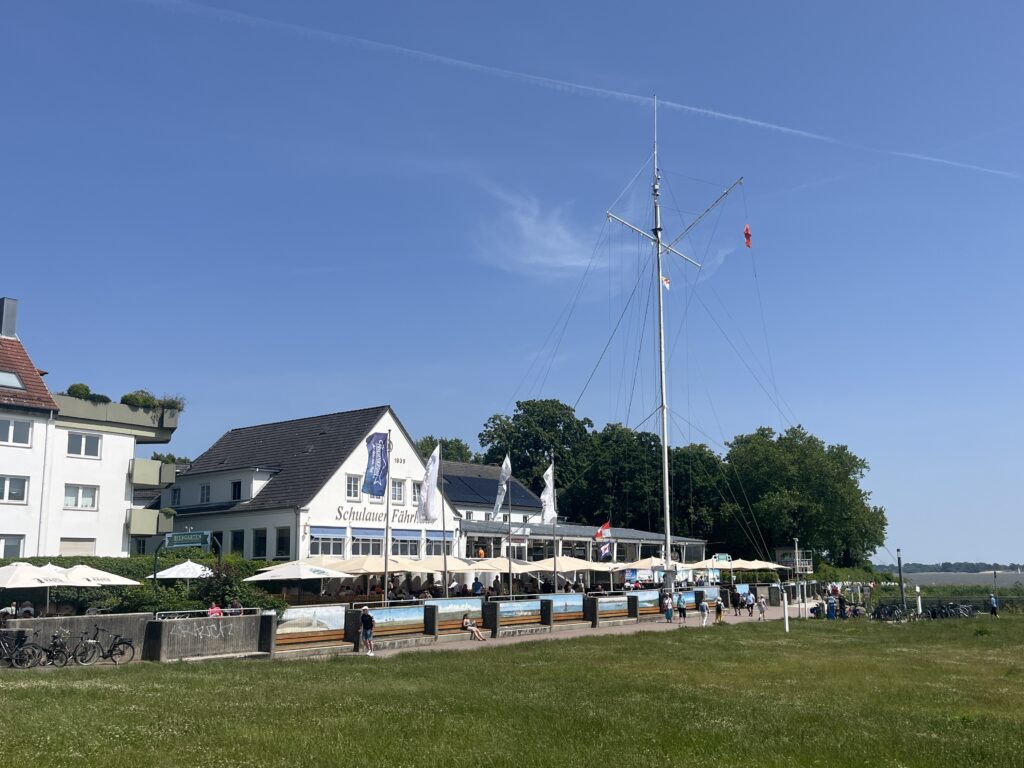 Das Bild zeigt das Schulauer Fährhaus in Wedel. 