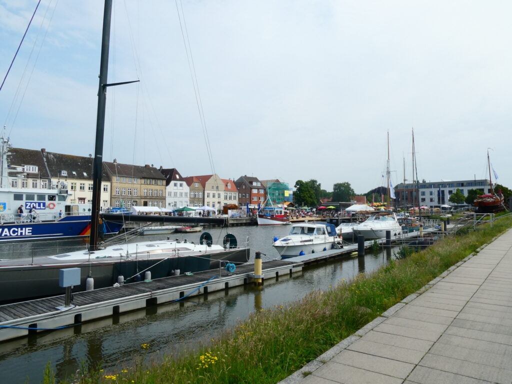 Hafen Glückstadt mit seinen historischen Fassaden