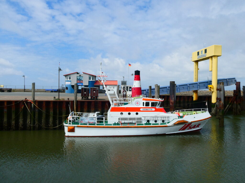 Seenotrettungskreuzer "Eiswette" im Hafen Strucklahnungshörn