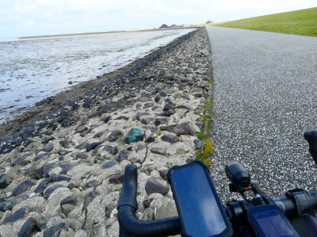 .. es geht am Deich entlang ...