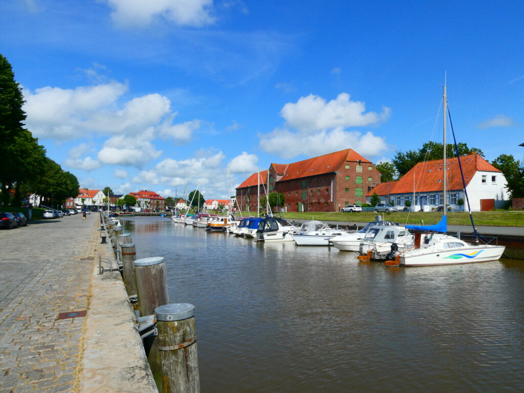 Der Hafen von Tönning mit dem Packhaus