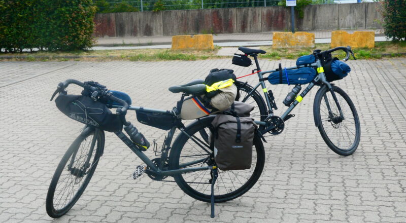Zwei vollbepackte Fahrräder, vorbereitet für den Fahrradurlaub