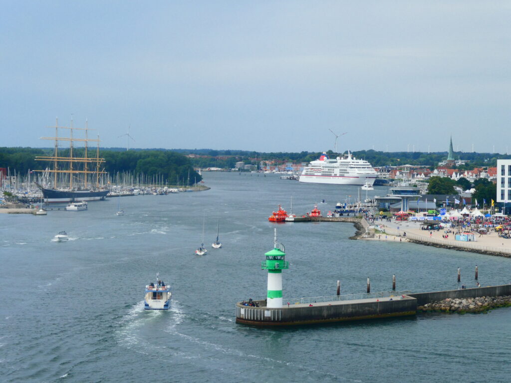 Blick zurück vom Schiff auf die Hafenausfahrt von Travemünde