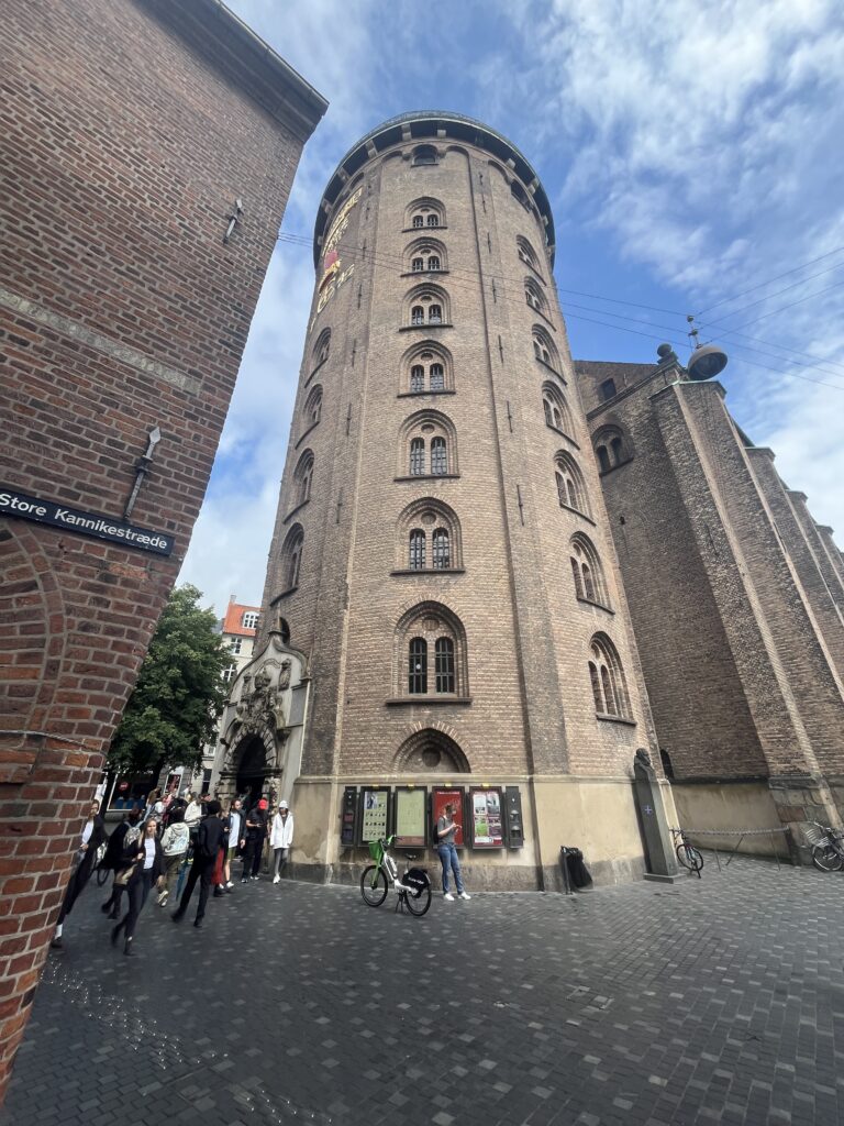Der Rundetaarn (Runder Turm) in Kopenhagen von unten