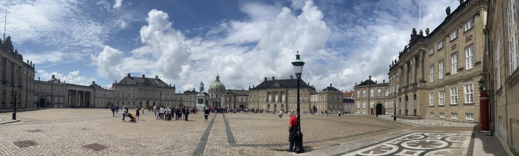 Schloß Amalienborg, im HIntergrund die Frederikskirche (Marmorkirche)