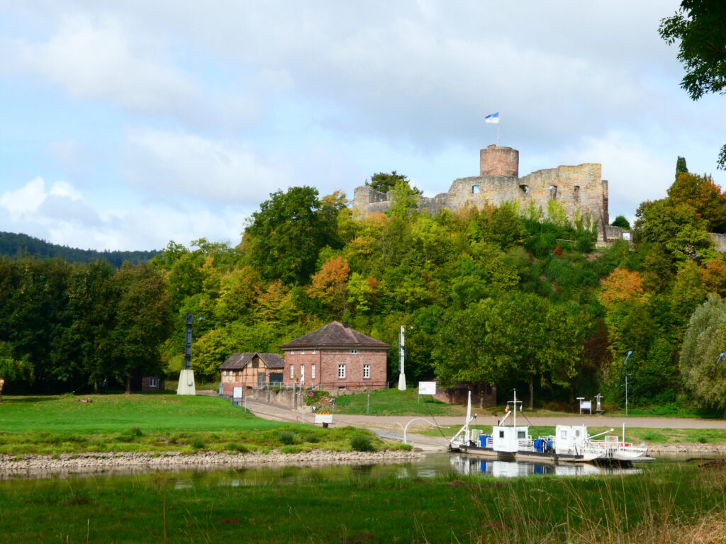 Burgruine und Fähre Polle